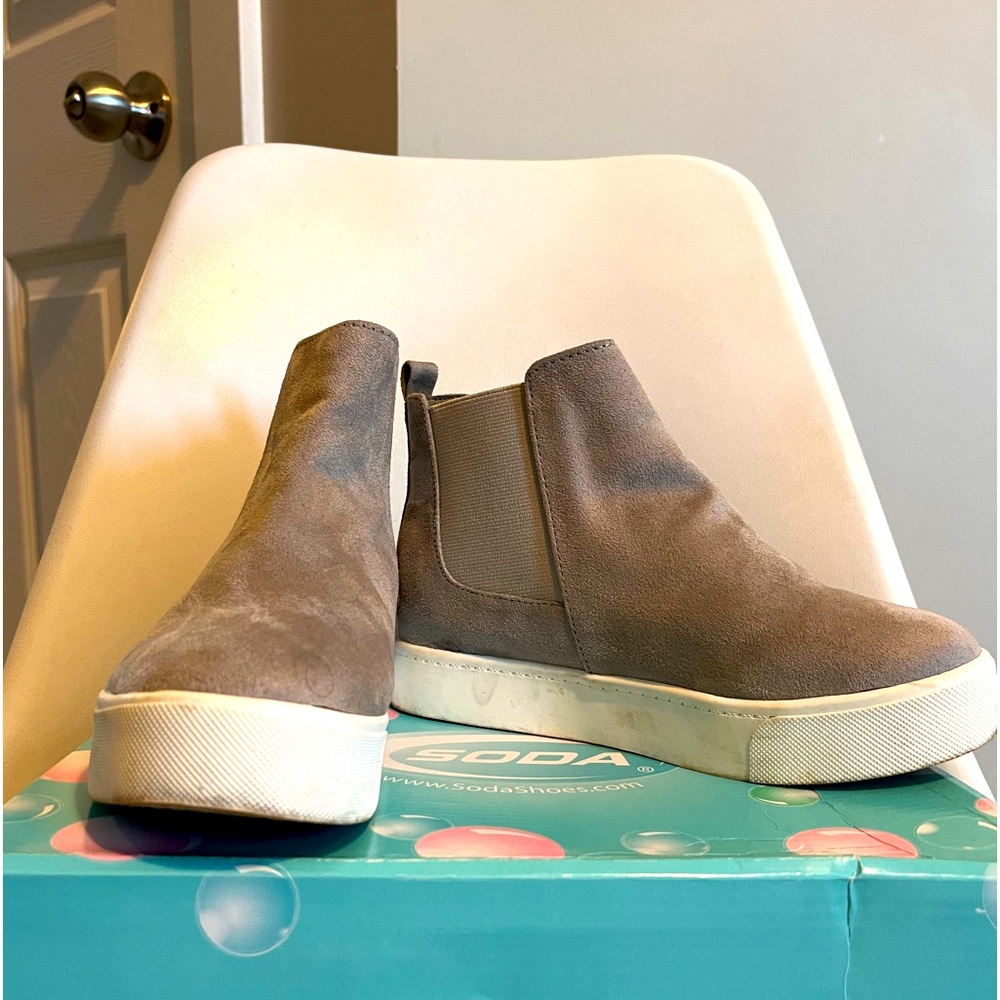Cute gray wedge boots - Picture 3 of 6